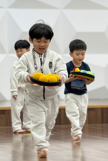 공이 떨어지지 않게 균형을 잡아요!
